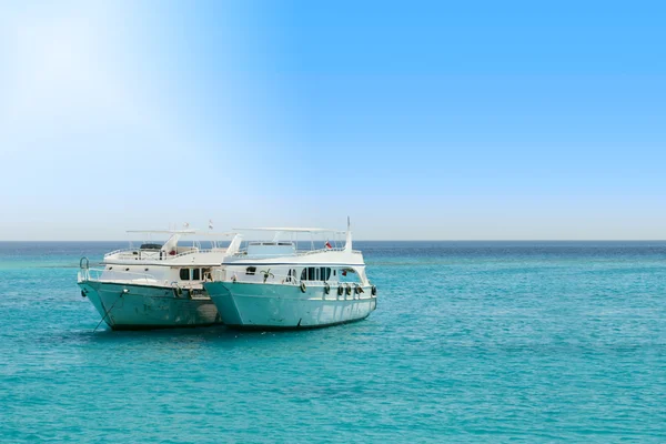 Туристические лодки в центре моря — стоковое фото