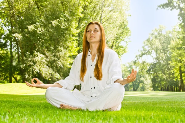 Junge Frau praktiziert Yoga-Meditation — Stockfoto