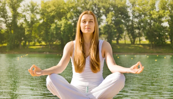 Mujer joven practicando meditación de yoga —  Fotos de Stock