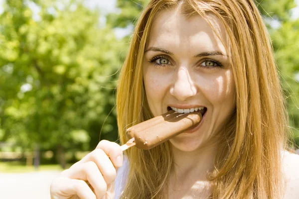 Szép nő, evés fagyit — Stock Fotó