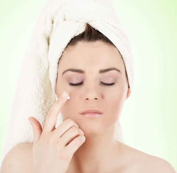 Kadın yüz kremi uygulayın — Stok fotoğraf