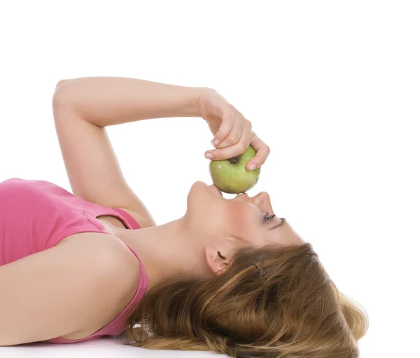 Kvinna äta grönt äpple — Stockfoto