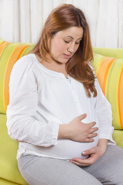 Retrato de la mujer embarazada feliz en el ambiente del hogar . —  Fotos de Stock