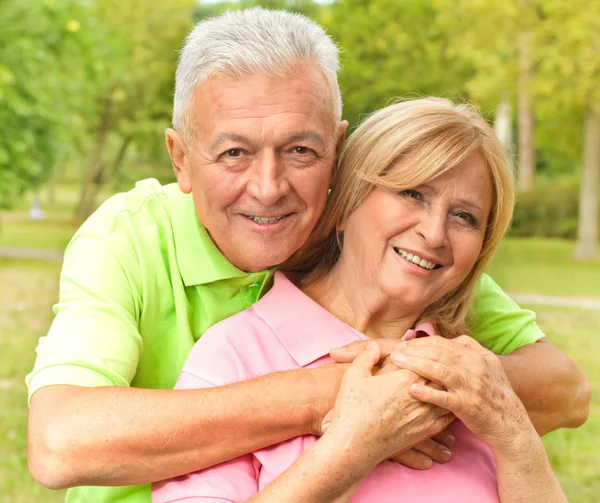 Счастливые пожилые женщина и мужчина — стоковое фото