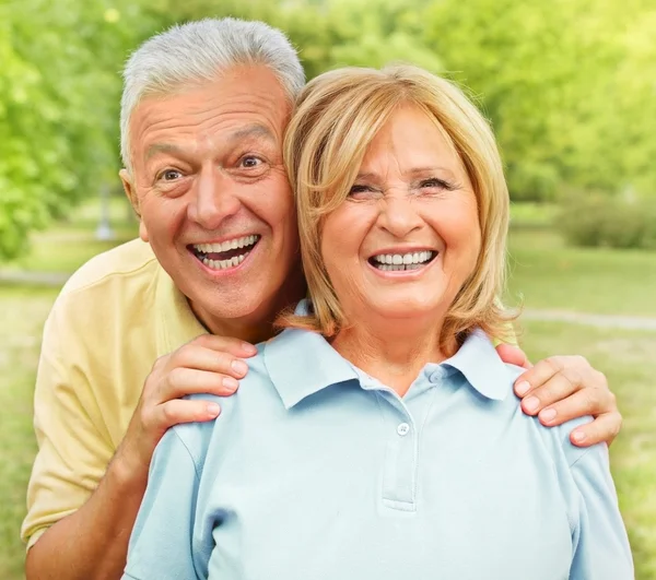 Счастливые пожилые женщина и мужчина — стоковое фото