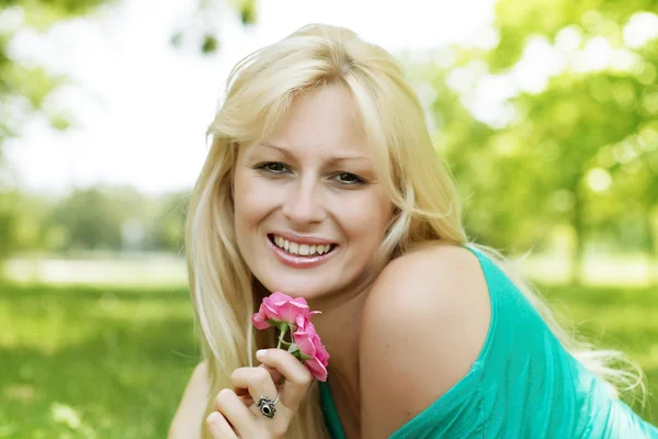 Mulher loira bonita e sorridente — Fotografia de Stock