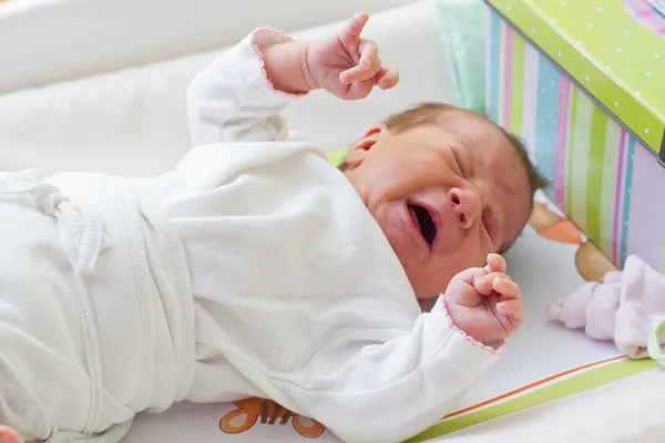 Llorando niña recién nacida — Foto de Stock