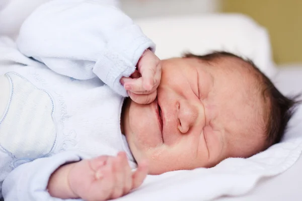 Piangere neonato bambina — Foto Stock