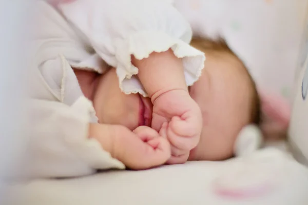 Bebé recién nacido niña — Foto de Stock