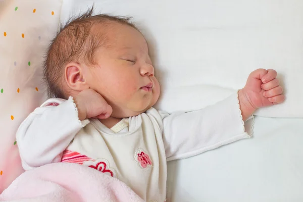 Bebê recém-nascido menina — Fotografia de Stock