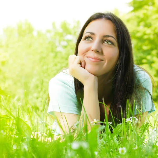 Schoonheid jonge vrouw ontspannen op gras — Stockfoto