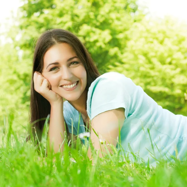 Schoonheid jonge vrouw ontspannen op gras — Stockfoto