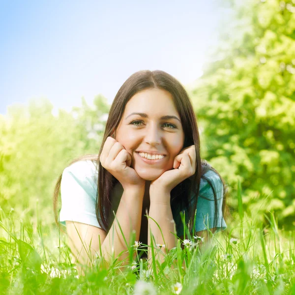 Schönheit junge Frau entspannt sich auf Gras — Stockfoto