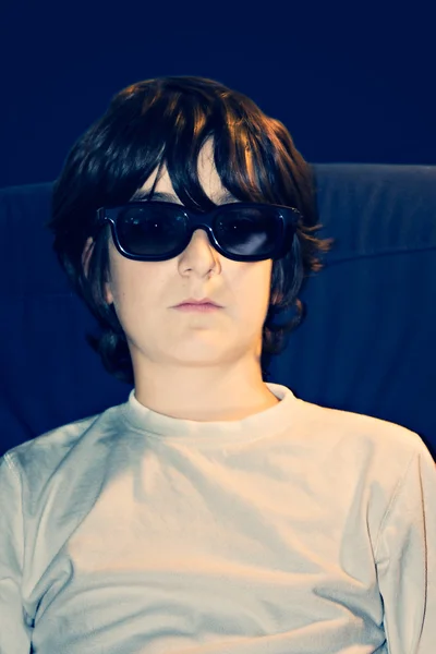 Kind in 3d cinema met donkere bril op. — Stockfoto