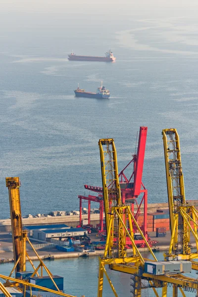 Kranen en vrachtschepen aan de haven van barcelona — Stockfoto