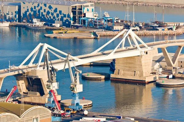 Bro vid hamnen i barcelona — Stockfoto