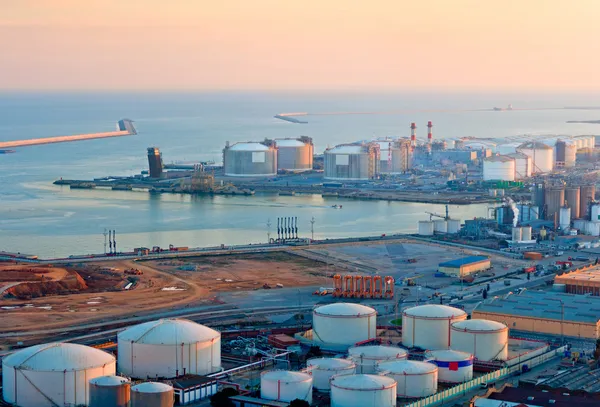 LNG tartályok, a barcelonai kikötő, a naplemente — Stock Fotó