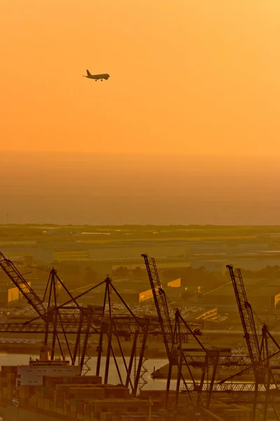 Avion et grues au port de Barcelone au coucher du soleil — Photo