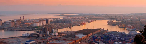 液化石油气储罐在巴塞罗那港口全景在黄昏 — 图库照片