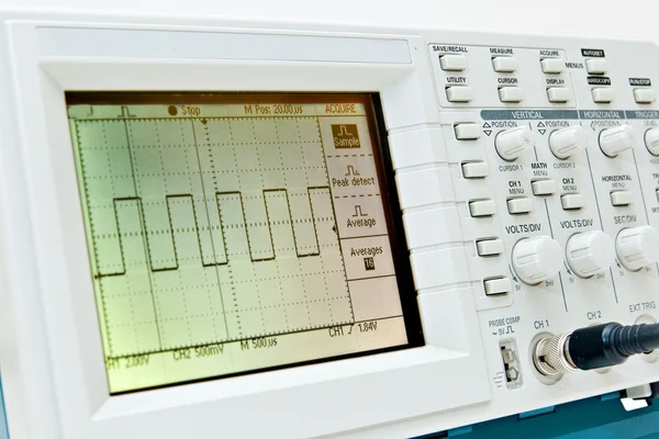Digitální osciloskop s obdélníkovou vlnou na obrazovce — Stock fotografie