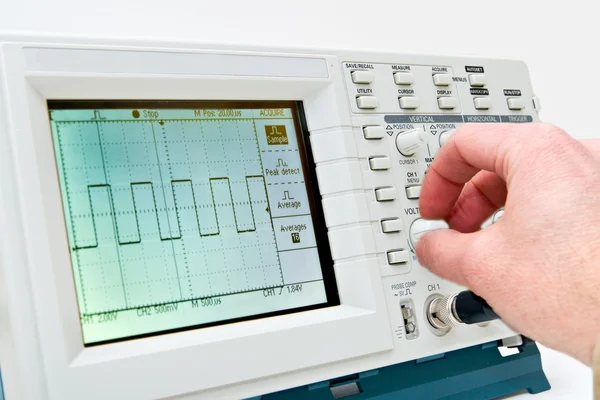 Ingegnere che gestisce un oscilloscopio digitale — Foto Stock