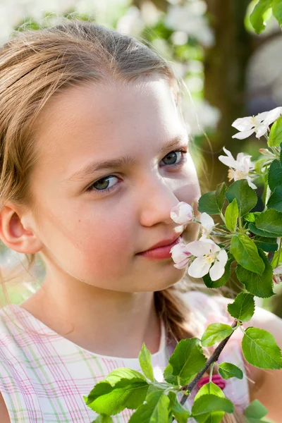 Gyönyörű szőke lány a kertben — Stock Fotó