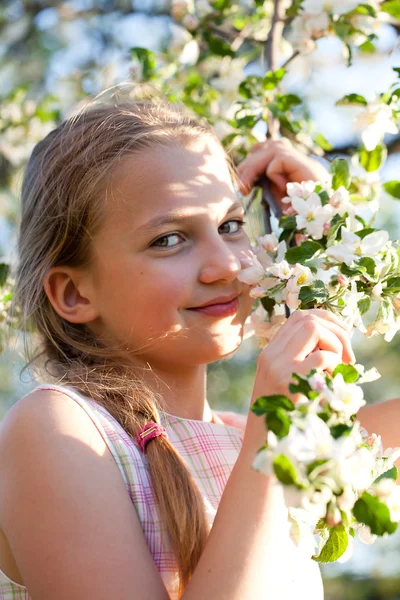 Šťastná dívka v zahradě květiny — Stock fotografie