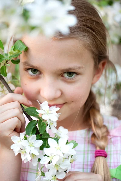 Hermosa chica en el jardín de flores — Foto de Stock