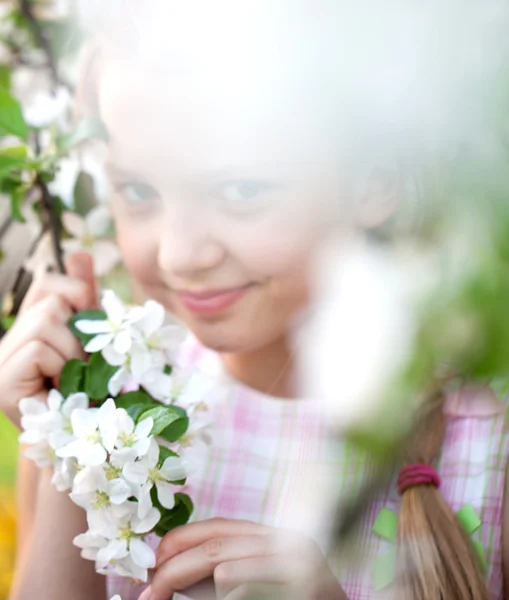 Весенняя девочка с цветами — стоковое фото