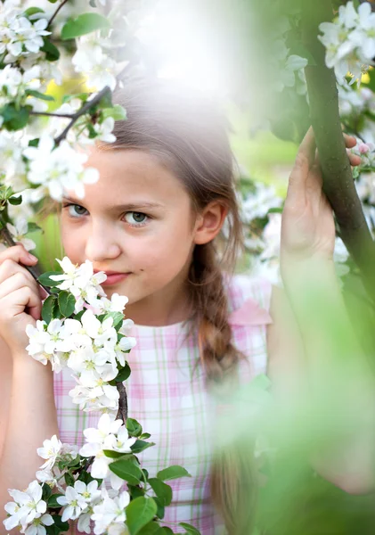Hermosa chica de primavera con flores — Foto de Stock