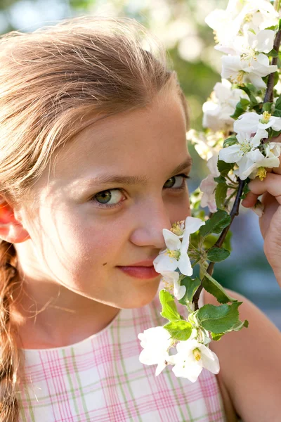 Menina loira bonita no jardim — Fotografia de Stock