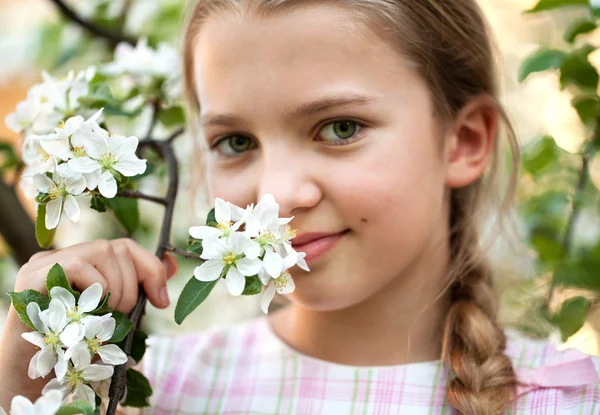Menina bonita no jardim de flores — Fotografia de Stock