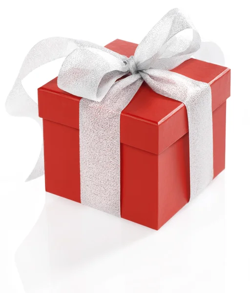 Caixa de presente vermelho único com fita de ouro no fundo branco . — Fotografia de Stock