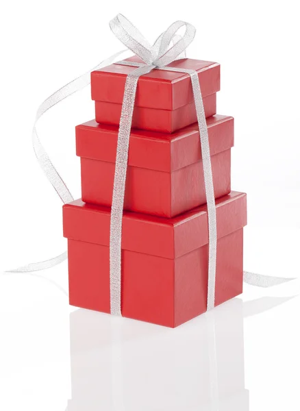 Червоні подарункові коробки зі срібною стрічкою — стокове фото