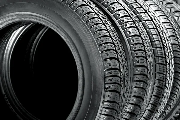 Reifen auf weißem Hintergrund — Stockfoto