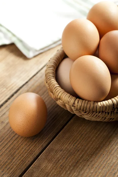 Пасхальное яйцо в корзине — стоковое фото
