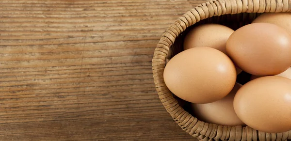 Великоднє яйце в кошику — стокове фото