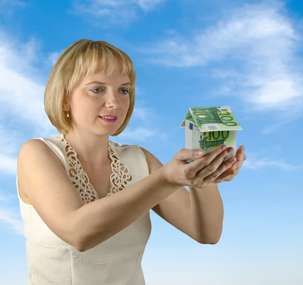 Γυναίκα με σπίτι χρήματα στα χέρια — Φωτογραφία Αρχείου