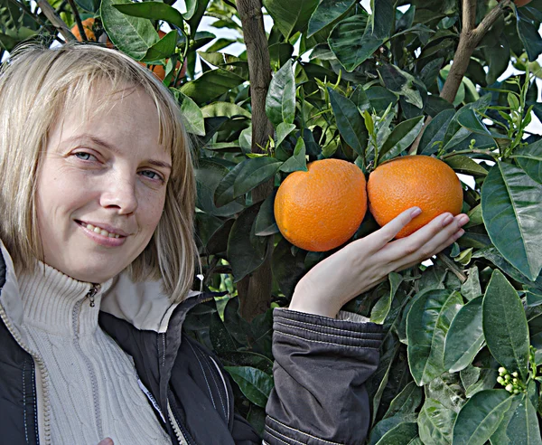 Donna che tiene arance mature — Foto Stock
