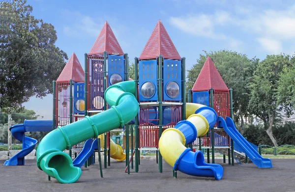 Kolorowy publiczny plac zabaw w ogrodzie — Zdjęcie stockowe