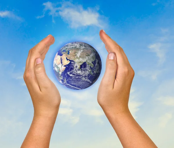 Hände mit dem Planeten Erde — Stockfoto