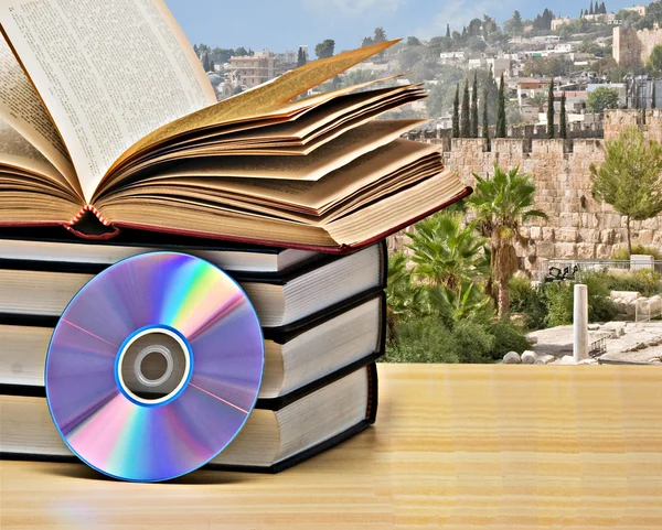 DVD и книги — стоковое фото