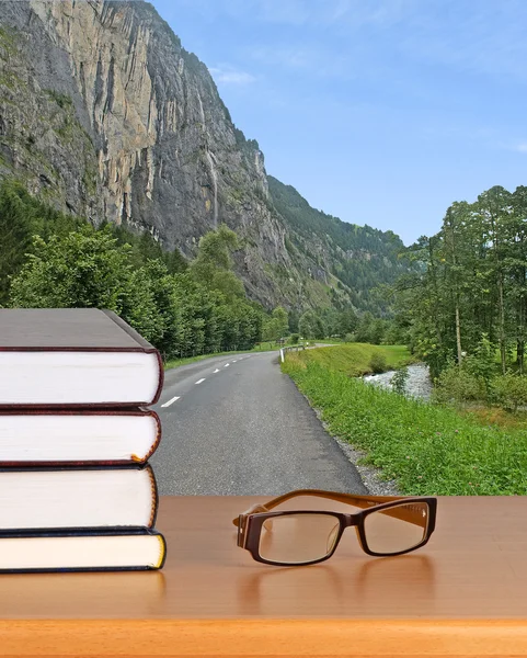 Boek en brillen — Stockfoto