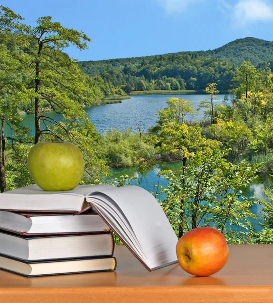 Bücher mit Äpfeln — Stockfoto