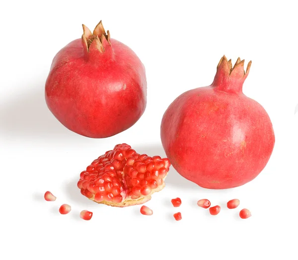 Granaatappel en granaatappel segmenten geïsoleerd op witte CHTERGRO — Stockfoto