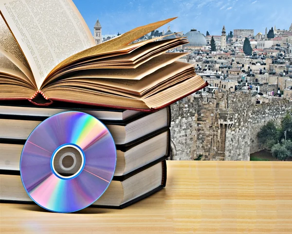 DVD e livros — Fotografia de Stock