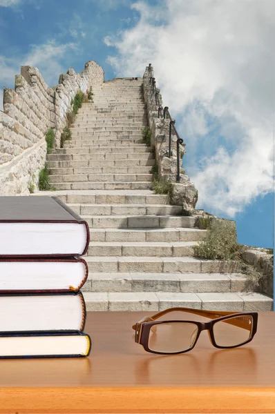 Книги и лестницы — стоковое фото