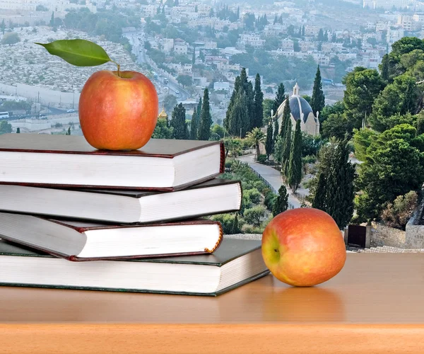 Красное яблоко на открытой книге — стоковое фото