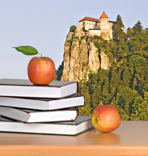 Kitaplar ve elmalar — Stok fotoğraf