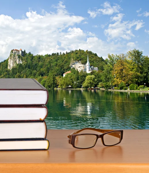 Livros e óculos — Fotografia de Stock